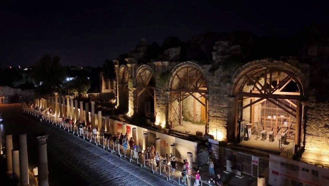 Gündüz sıcağından kaçan kültür meraklıları tarihi alanları gece serinliğinde görme fırsatı yakalıyor 9